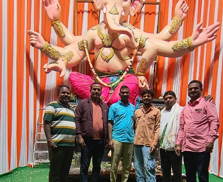 ఎనిమిదేళ్లుగా సంప్రదాయ పద్ధతిలో గణేశుడి పూజలు - Udayam