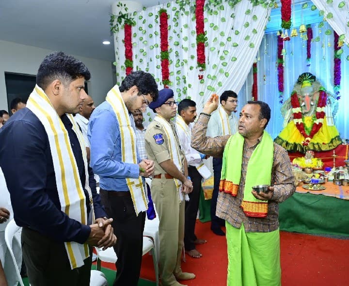 కలెక్టరెట్ లో వినాయకునికి ప్రత్యేక పూజలు - Udayam