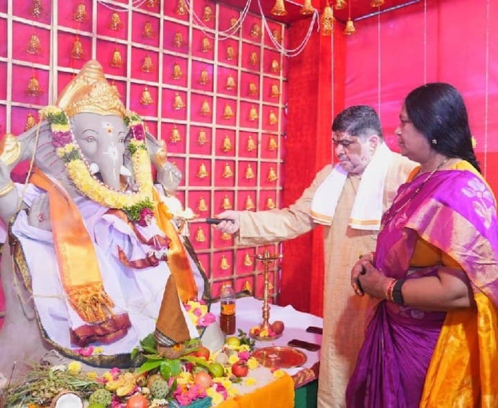 మంత్రి పొన్నం ప్రభాకర్ ఇంట్లో వినాయక పూజలు - Udayam