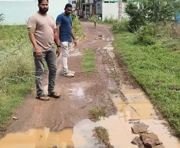 పూజారిపేటలో బురదమయంగా రహదారి - Udayam