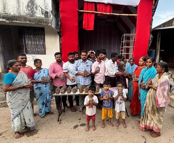 చిన్నకాపు వీధి లో యువత ఆధ్వర్యంలో మట్టి గణపతుల పంపిణీ కార్యక్రమం - Udayam