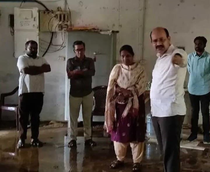 వెలుగు ఆఫీసును సందర్శించిన డీఆర్డీఏ పీడీ - Udayam