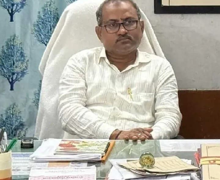 తుఫాన్ హెచ్చరికల నేపథ్యంలో డీఈవో అత్యవసర ఆదేశాలు - Udayam