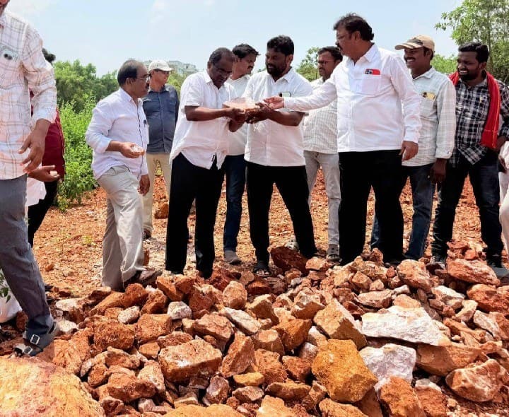 వెలుగుమట్లలో అక్రమ మైనింగ్ అరికట్టాలి CPI - Udayam