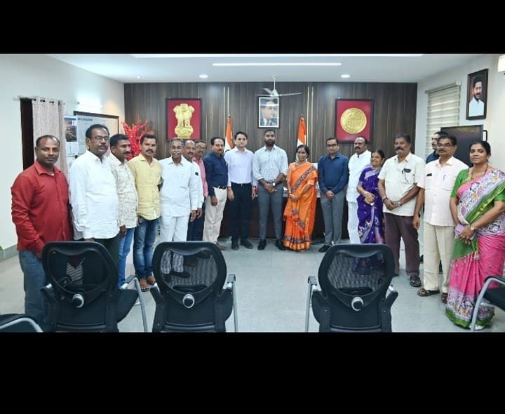 కలెక్టర్ సత్యప్రసాద్ను కలిసిన రెడ్క్రాస్ సభ్యులు - Udayam