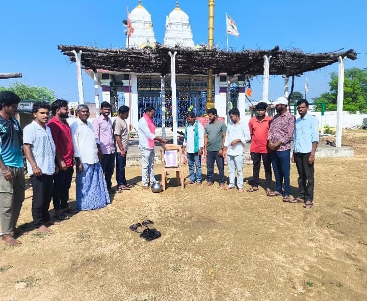మాజీ సీఎం కేసీఆర్ కు పాలాభిషేకం - Udayam