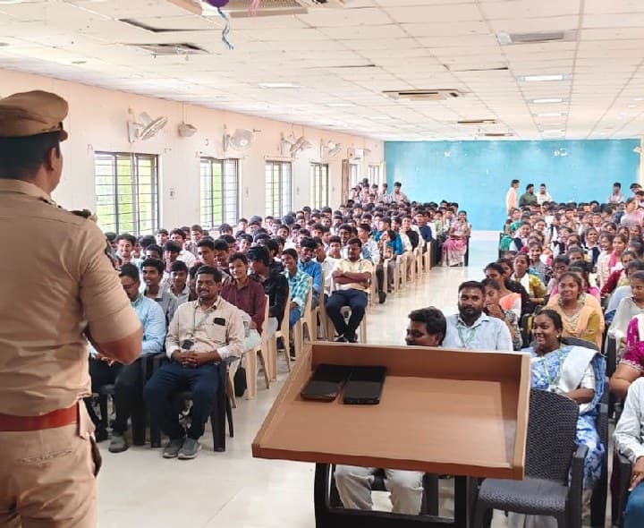 వెల్ఫేర్ పాలిటెక్నిక్ కళాశాలలో అవగాహన కార్యక్రమం - Udayam