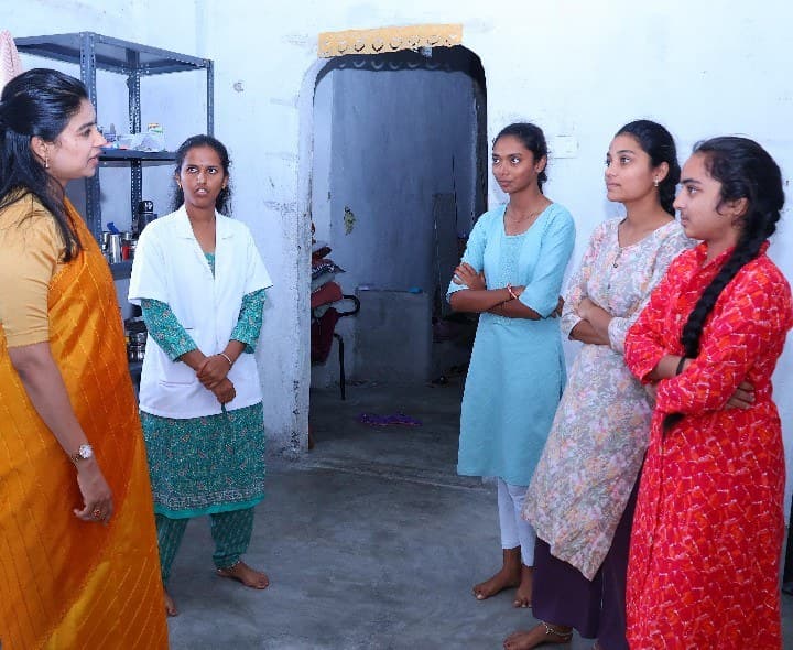 మెనూ ప్రకారం నాణ్యమైన భోజనం అందించాలి కలెక్టర్ - Udayam