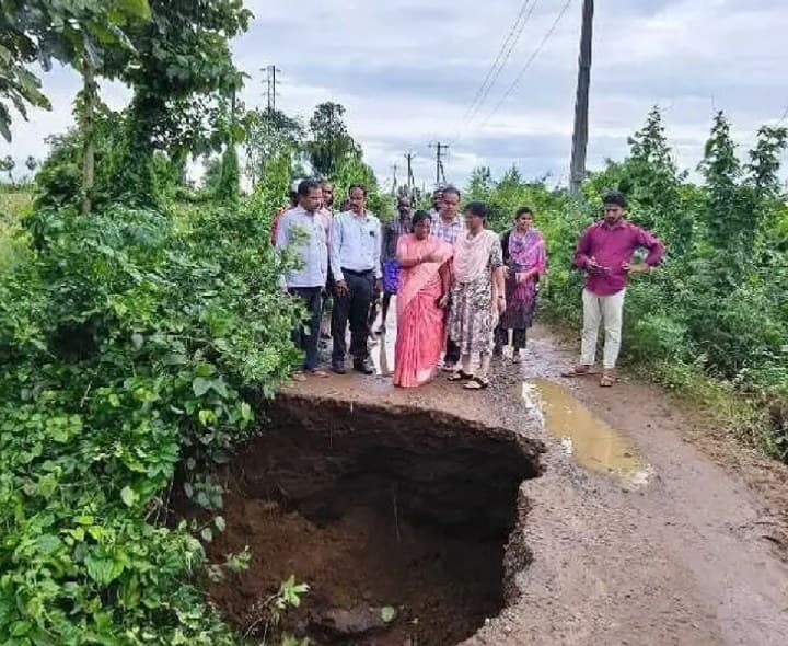 వర్షానికి దెబ్బతిన్న రోడ్డు పరిశీలన - Udayam