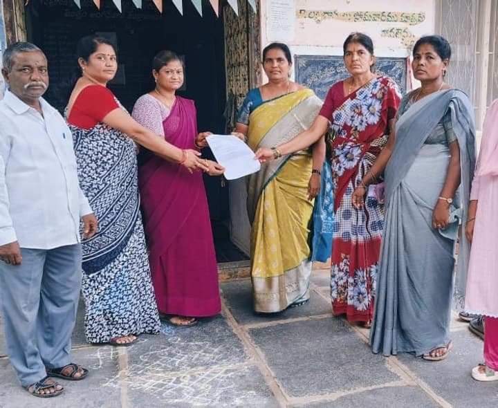 అంగన్వాడీలపై అదనపు పని భారం తగ్గించాలి - Udayam