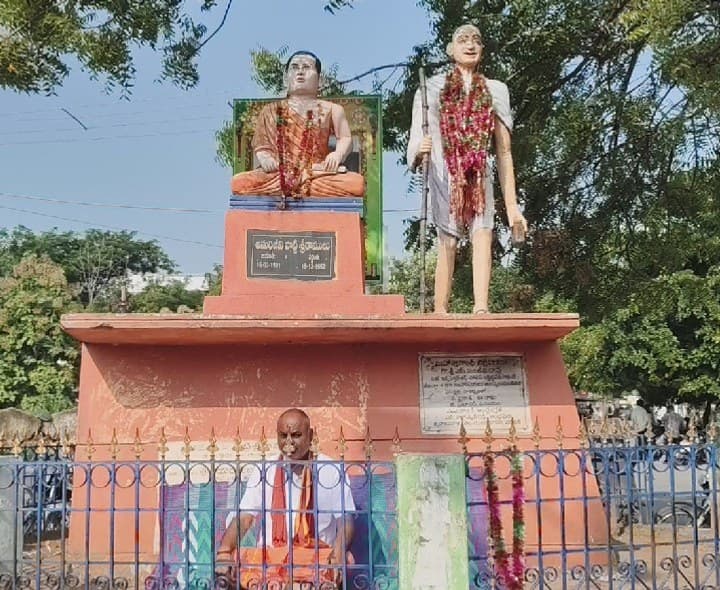 డిమాండ్లు నెరవేర్చాలని ఆమరణ దీక్ష - Udayam