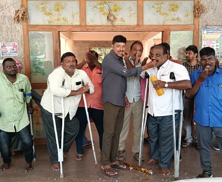 ఏడీ వినోద్ సరెండర్ పై జేఏసీ సంబరాలు - Udayam
