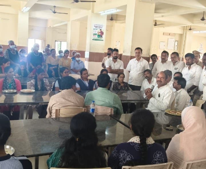 భవిష్యత్తు పై విద్యార్థులకు అవగాహన కల్పించిన ఎంపీ - Udayam