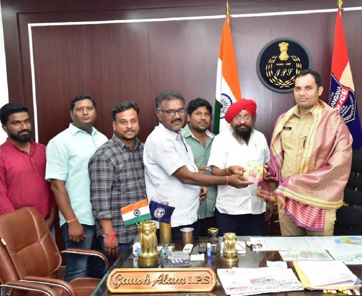 సీపీకి దుర్గ నవరాత్రి ఉత్సవాల ఆహ్వానం - Udayam