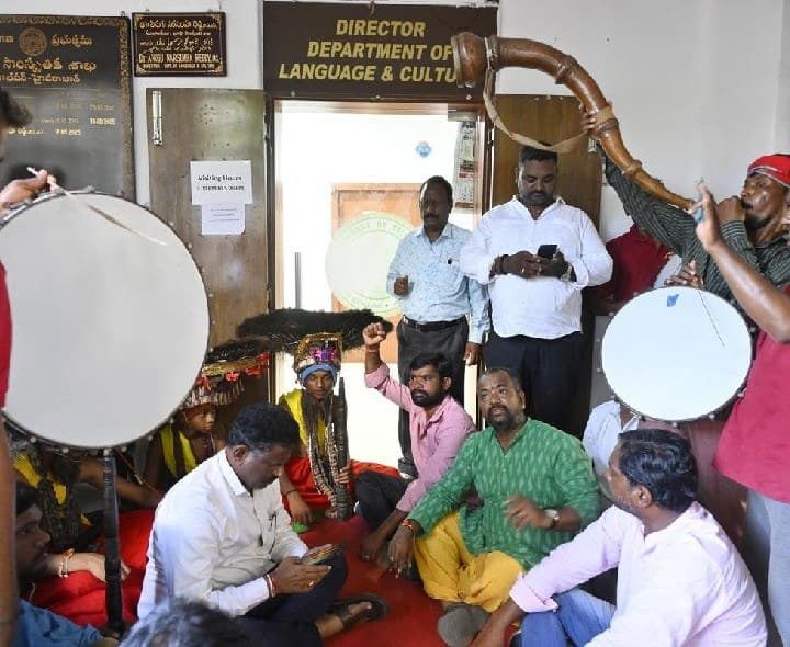 కళాకారుల రూ.12 కోట్ల బకాయిలపై నిరసన - Udayam