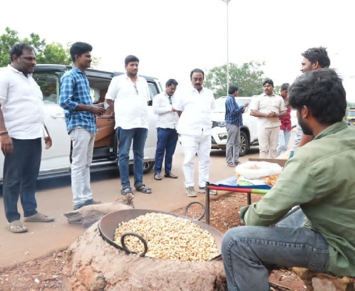 చిరు వ్యాపారులతో మమేకమైన కావలి ఎమ్మెల్యే