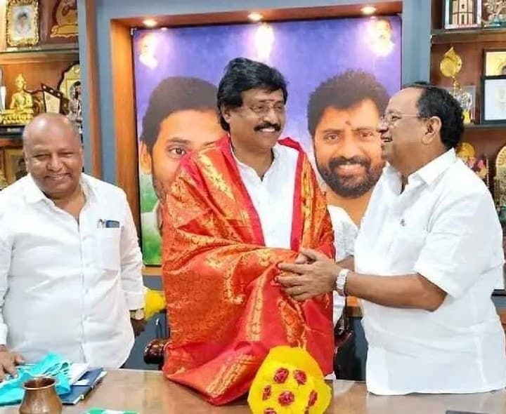 వైసీపీ జిల్లా అద్యక్షుడితో మాజీ ఎమ్మెల్యే బేటీ - Udayam