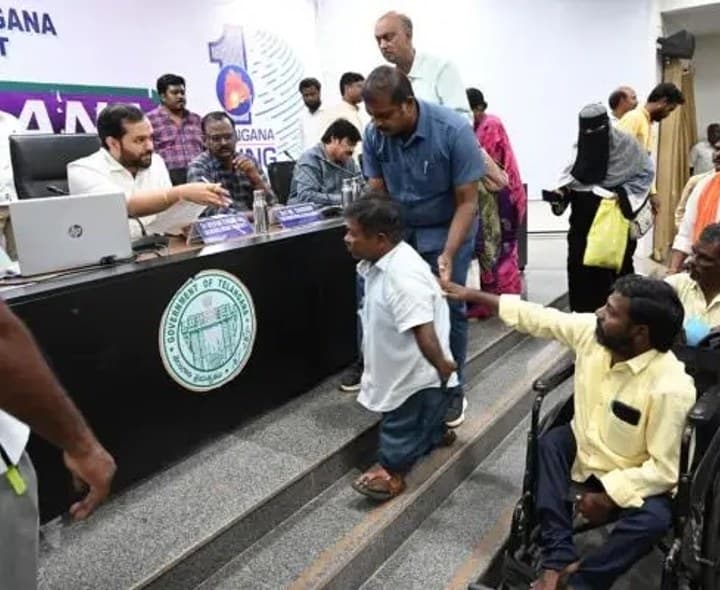 ప్రజావాణి దరఖాస్తులు వెంటనే పరిష్కారం చేయాలి - Udayam