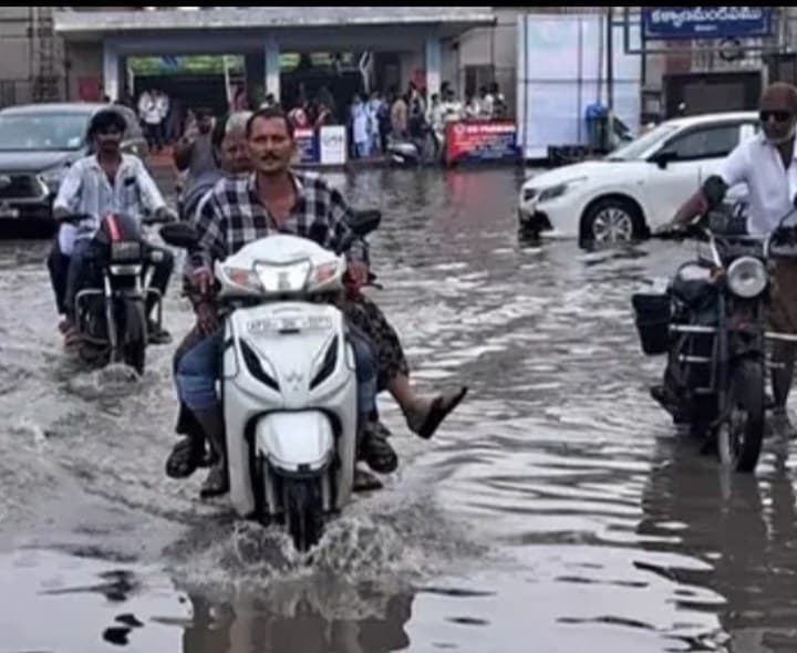 భీమవరంలో వర్షభీభత్సం.. చెరువులను తలపిస్తున్న రోడ్లు - Udayam