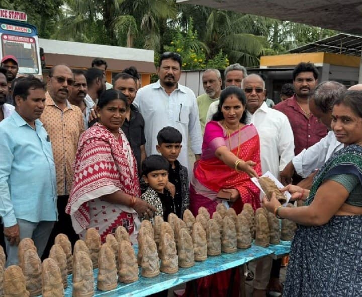 మట్టి వినాయకుడితో పర్యావరణ పరిరక్షణ - Udayam