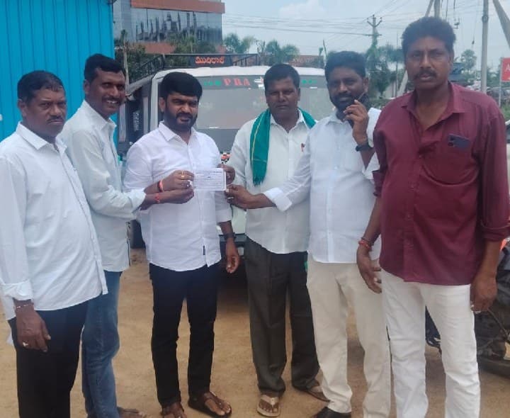 హుస్సేన్నగర్ పాఠశాలకు రూ.11 వేల విరాళం - Udayam