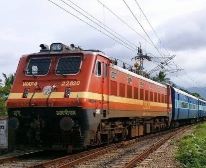 పలు రైళ్ళ రాకపోకలకు అంతరాయం - Udayam