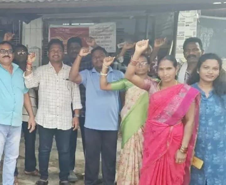 పోస్టాఫీస్ తరలింపు నిర్ణయాన్ని విరమించుకోవాలి - Udayam