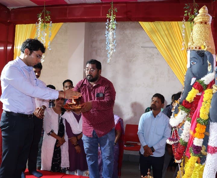 కలెక్టర్ భవేష్ మిశ్రా వినాయకునికి పూజలు - Udayam