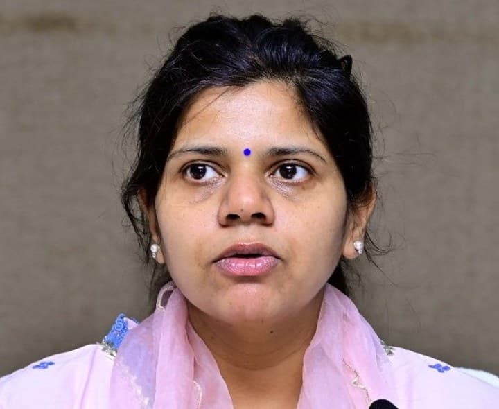 బాధ్యతలు స్వీకరించిన కలెక్టర్ ఇలా త్రిపాఠి - Udayam