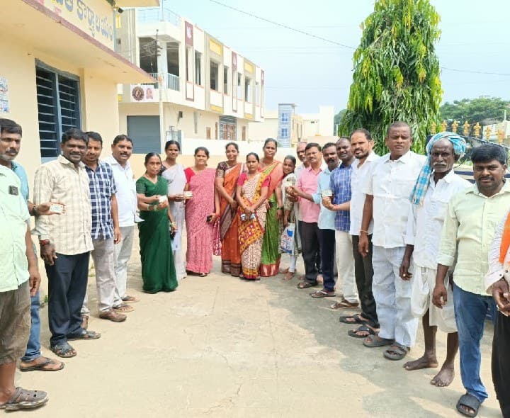 డిచ్పల్లి మండలం దూస్గాము లో స్మార్ట్ రేషన్ కార్డుల పంపిణీ - Udayam