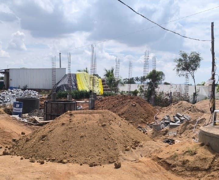 వెలుగొమ్ములలో అక్రమ నిర్మాణాలపై ఫిర్యాదు - Udayam