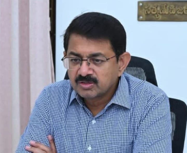 వర్షాల పరిస్థితిని సమీక్షించిన కలెక్టర్ - Udayam