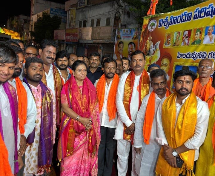 వినాయకులకు స్వాగతం పలికి ప్రత్యేక పూజలు చేసిన ఎంపీ - Udayam