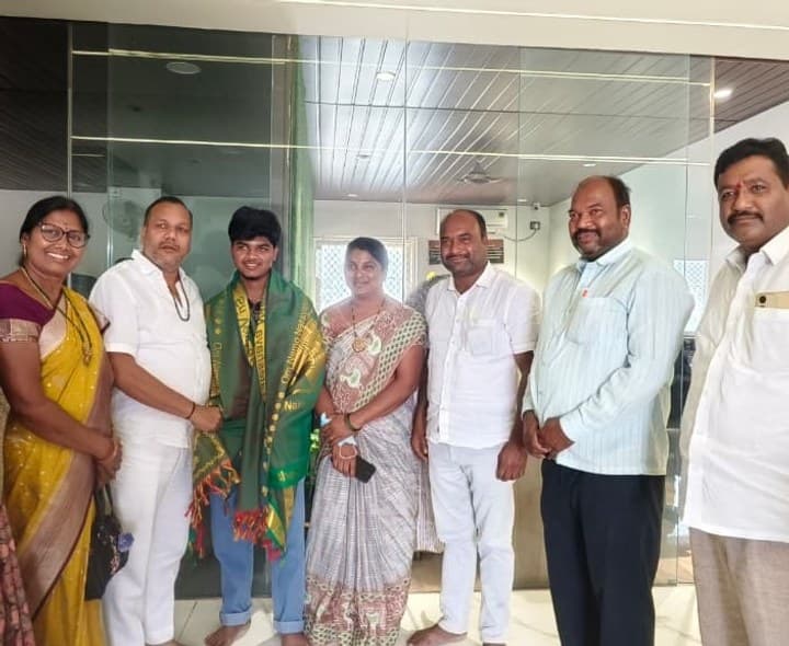 ఎంబీబీఎస్ సీటు సాధించిన విద్యార్థికి అభినందన - Udayam
