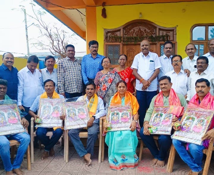 ఉత్తమ ఉపాధ్యాయులకు 1981 ఎస్ఎస్సీ మిత్రబృందం సన్మానం - Udayam