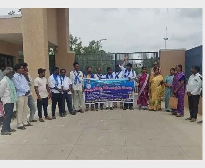 బాధితులకు నష్ట పరిహారం ఇవ్వాలని ధర్నా - Udayam