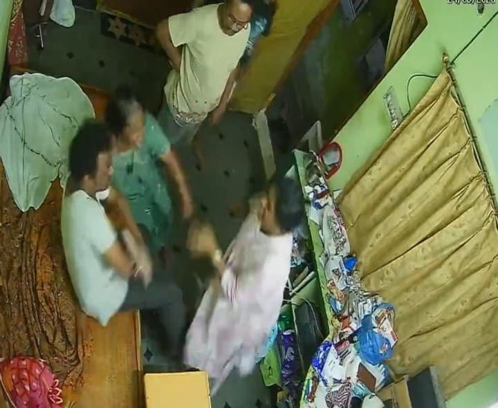 ఆస్తి కోసం తల్లిదండ్రులపై కొడుకు దాడి - Udayam