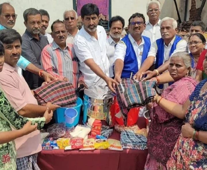 చిలుకూరు అగ్ని బాధితులకు అండగా లయన్స్, రెడ్క్రాస్ సంస్థలు - Udayam