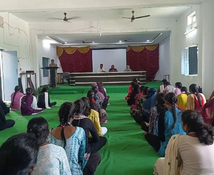 ట్రాక్టర్ యూనియన్ ఆధ్వర్యంలో సమావేశం - Udayam
