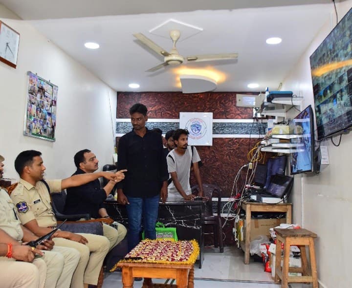 నిమజ్జన ప్రాంతాల్ని సీసీ కెమెరాల్లో పరిశీలిస్తున్న ఎస్పీ - Udayam