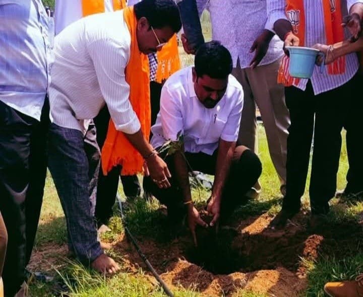 మొక్కలు నాటుదాం పర్యావరణాన్ని కాపాడుకుందాం - Udayam
