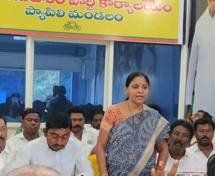 గతాన్ని మరచి విమర్శిస్తున్నారు - Udayam