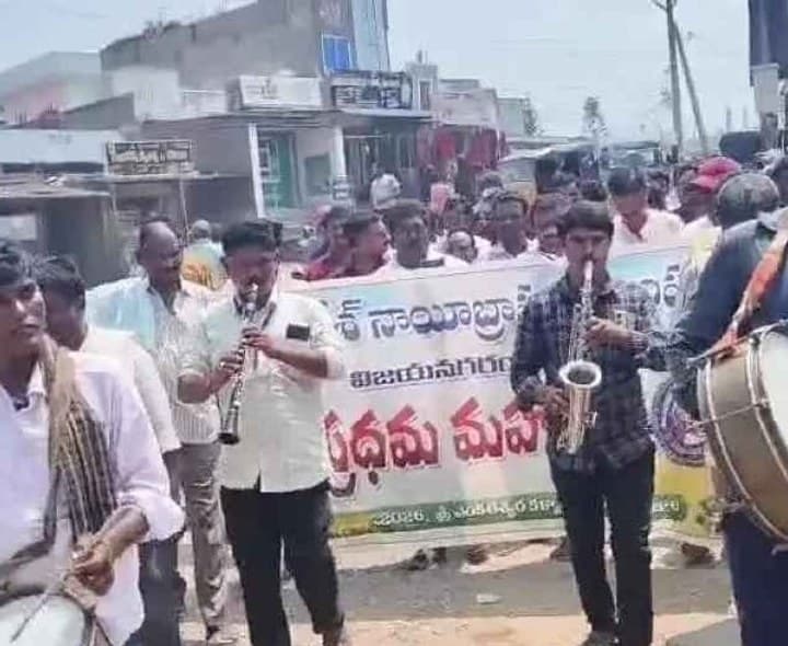 డప్పు వాయిద్యాలతో నాయి బ్రాహ్మణుల నిరసన - Udayam