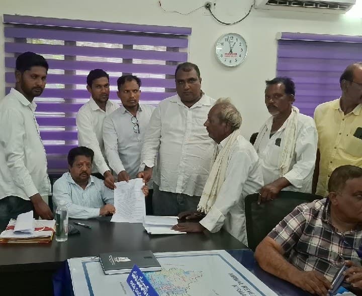 నిర్మల్ వాణిజ్య సముదాయాల పరిసరాలలో వాహనాల పార్కింగ్ ప్రదేశాలను గుర్తించాలి - Udayam