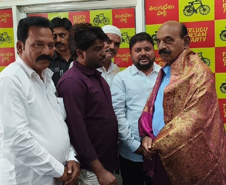 మైనారిటీ మినిస్టర్ ను కలిసిన గుంతకల్ మైనారిటీ నాయకులు - Udayam