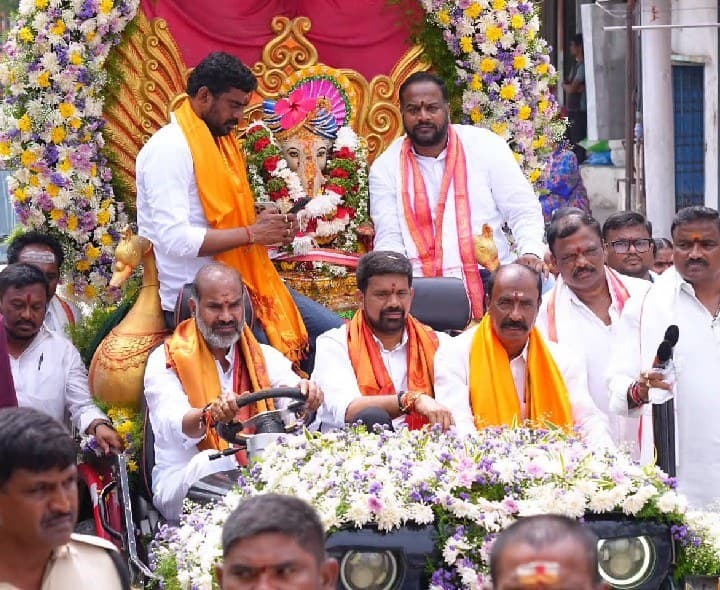 గణేష్ నిమజ్జన ర్యాలీలో పాల్గొన్న ప్రభుత్వ విప్ - Udayam