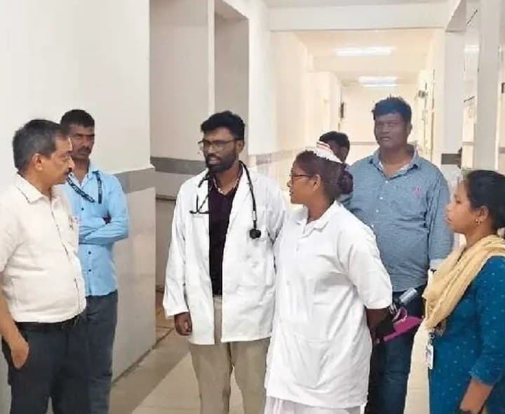 ఆరోగ్య కేంద్రాన్ని పరిశీలించిన డీసీహెచ్ఎస్ - Udayam