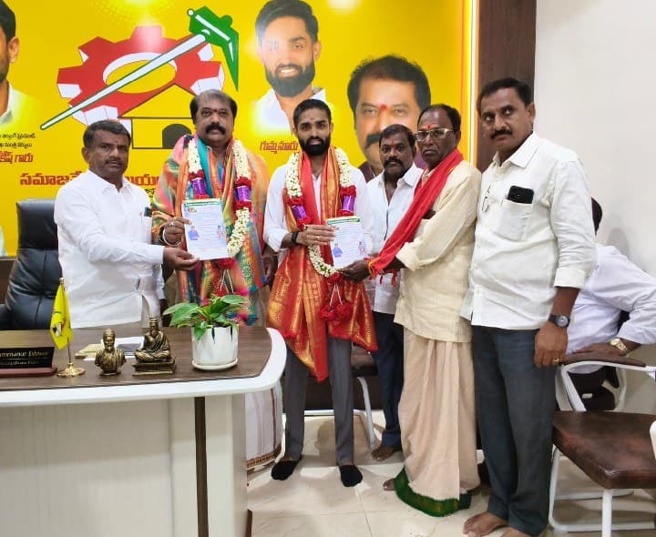 ముత్యాలమ్మ తల్లి విగ్రహ ప్రతిష్టకు ఎమ్మెల్యేకు ఆహ్వానం - Udayam