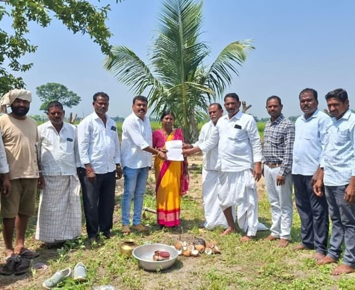 ఇందిరమ్మ ప్రెసిడెంట్ కాఫీ అందజేత - Udayam