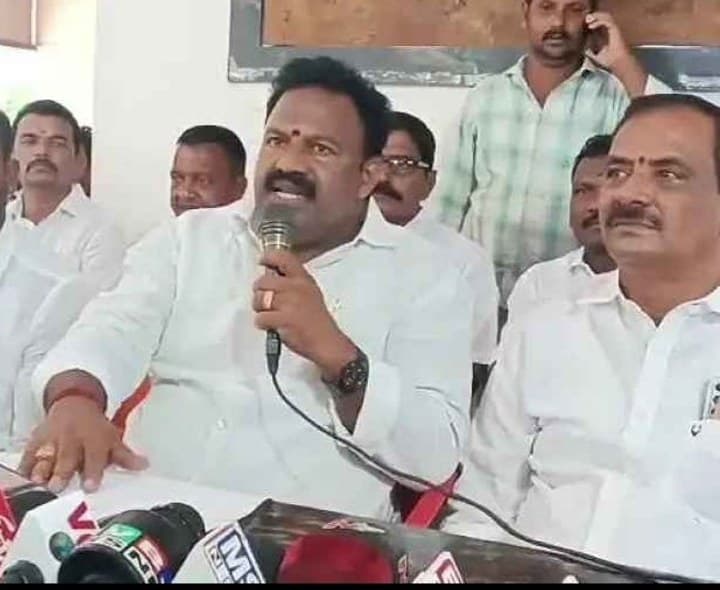 మాదీ చిన్నశ్రీను బాటే ... పలువురు వైసీపీకి రాజీనామా - Udayam